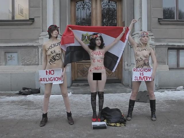 FEMEN роздяглися повністю.