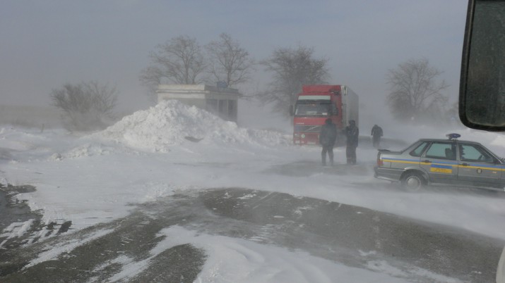 Сьогодні в Дніпропетровській області працівники Головного територіального управління МНС витягли із снігових заметів 60 фур.
