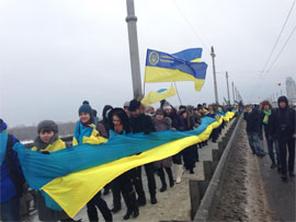 Близько тисячі громадян з’єднали правий та лівий береги Дніпра у Києві на мосту Патона.